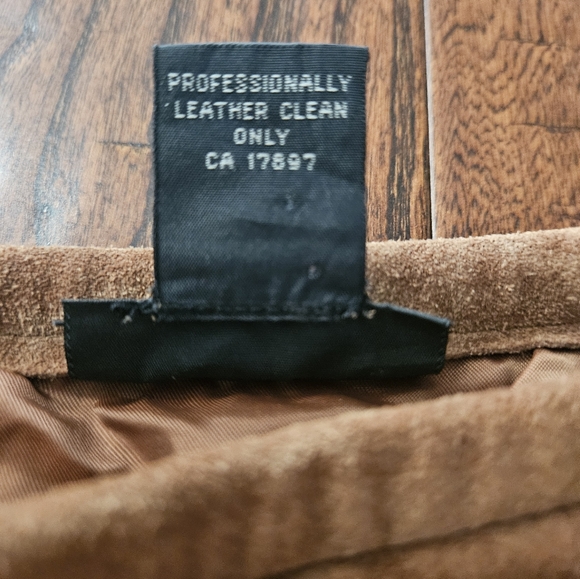 Banana Republic suede/leather skirt! Gorgeous! Size 0 fits more like a 2 - Picture 4 of 5